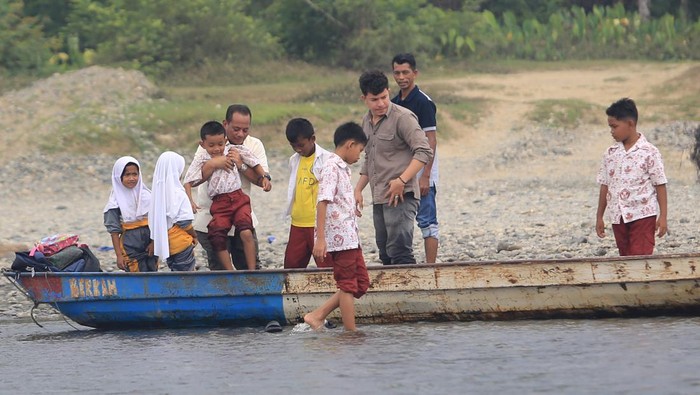 Jembatan Rusak, Siswa di Aceh Sebrangi Sungai untuk Sekolah